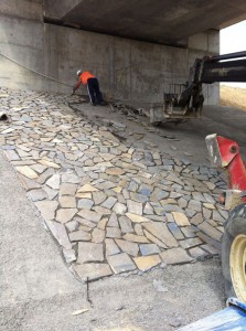 Autovia SE-40 - Sevilla, encachado de piedra en puentes