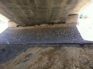 Autovia SE-40 - Sevilla, encachado de piedra en puentes